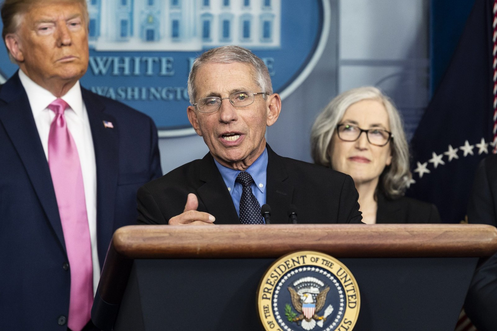 Anthony Fauci, director del Instituto Nacional de Alergia y Enfermedades Infecciosas de EEUU, en la Casa Blanca junto al presidente Donald Trump el 26 de febrero de 2020 (Michael Brochstein/ZUMA Wire/dpa)