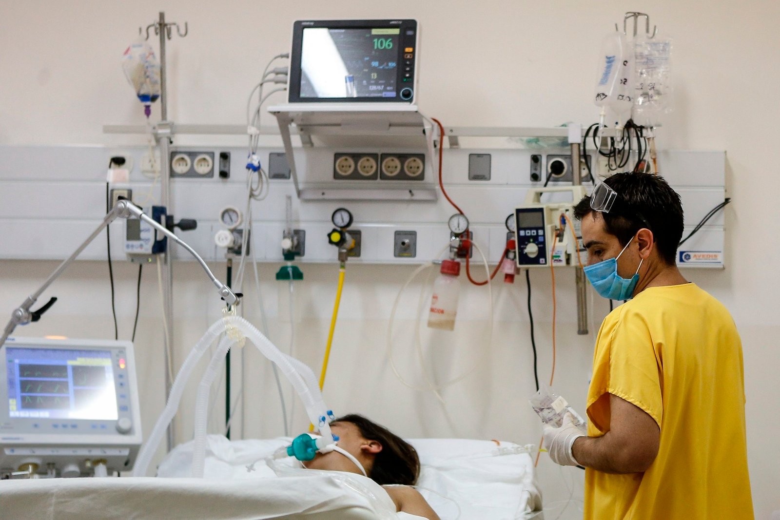 Un enfermero trabaja en la Unidad de Terapia Intensiva del Hospital de Agudos de Ezeiza, en la Provincia de Buenos Aires (Argentina). EFE/Juan Ignacio Roncoroni/Archivo
