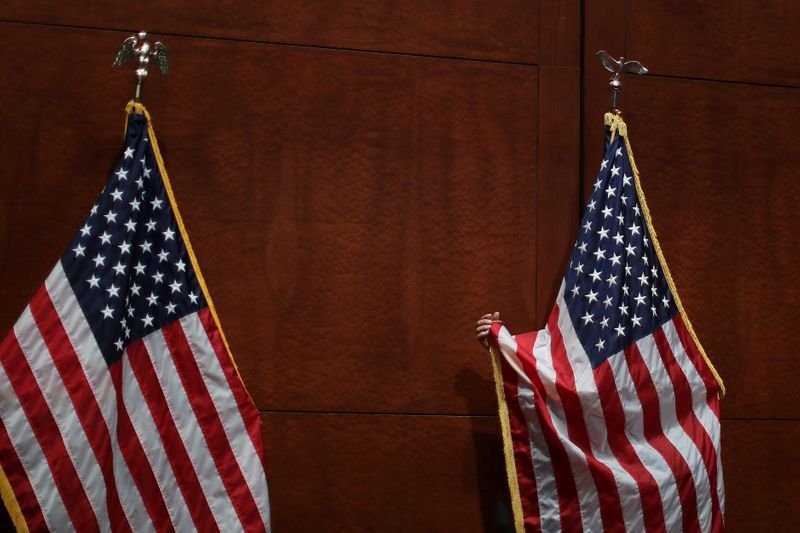 Foto de archivo ilustrativa de un empleado de la Cámara de Representantes de EEUU acomodando una bandera antes de una audiencia en Washington.
Jul 28, 2020. Chip Somodevilla/Pool via REUTERS
