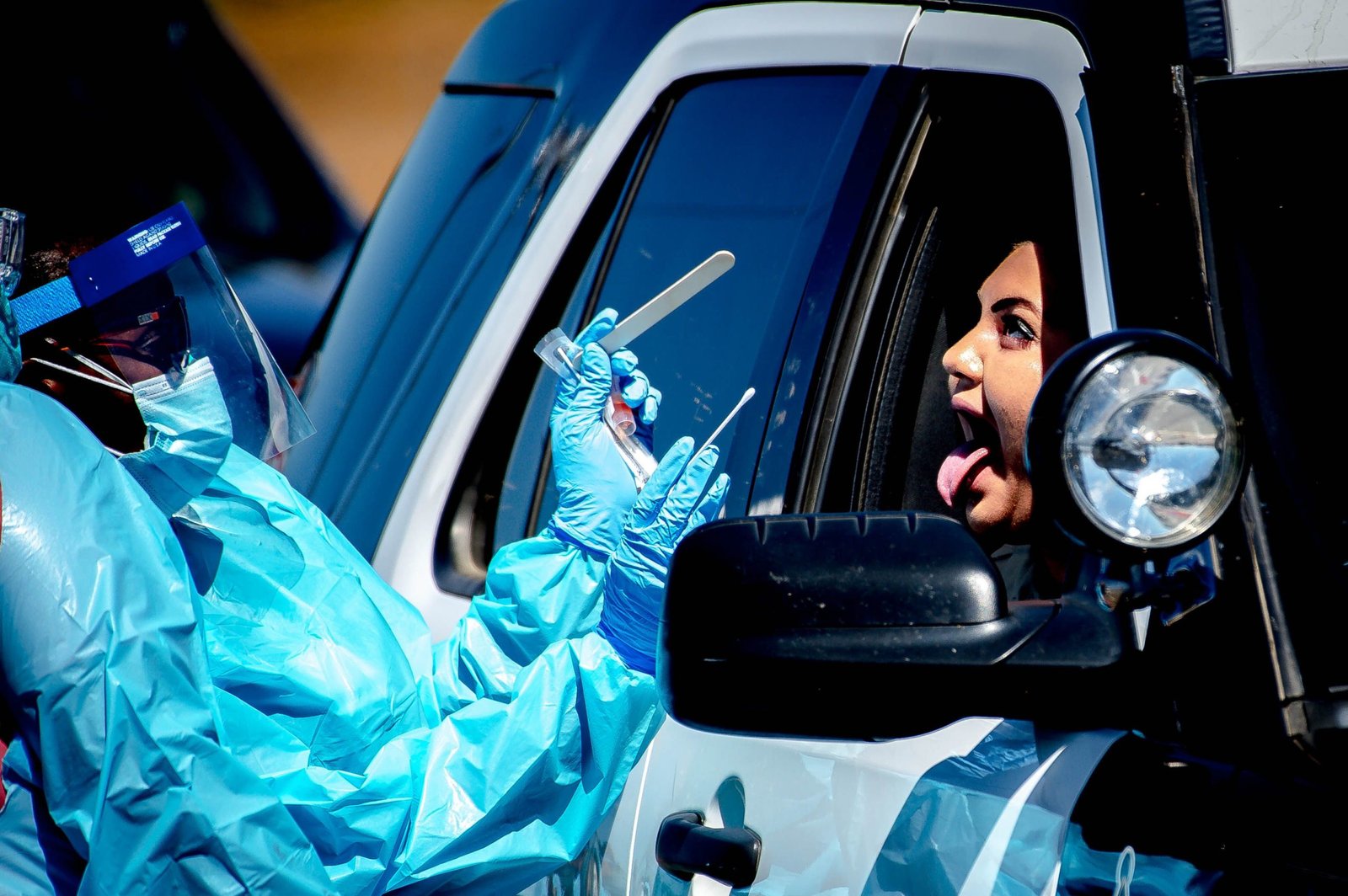 21/05/2020 21 May 2020, US, Lake Elsinore: A medical worker wears a protective suit takes a swab from a woman during a coronavirus (COVID-19) drive-thru test at the Diamond baseball stadium. Photo: Watchara Phomicinda/Orange County Register via ZUMA/dpa
POLITICA INTERNACIONAL
Watchara Phomicinda/Orange Count / DPA
