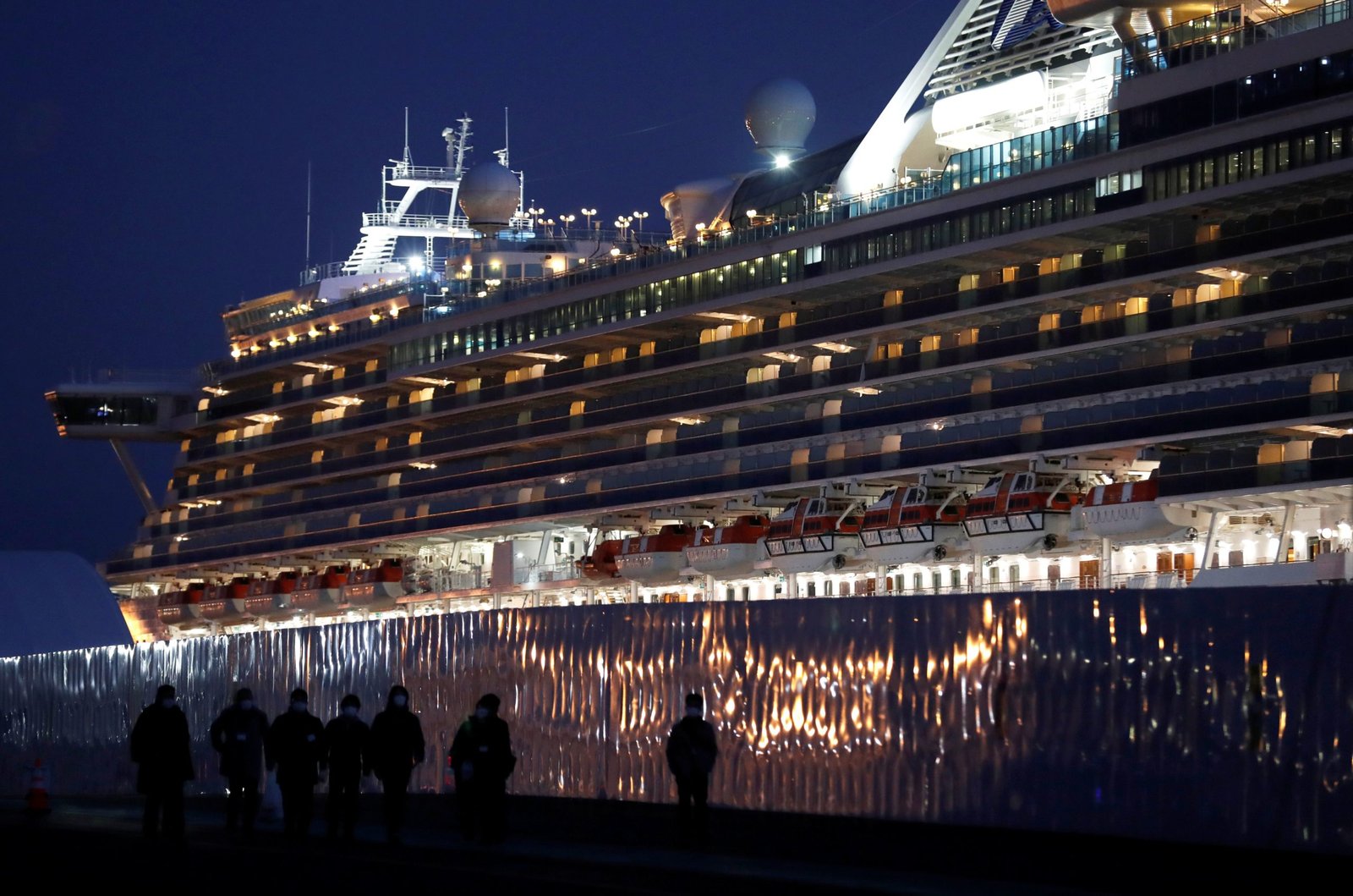 El crucero Diamond Princess, en el que 2.700 pasajeros y 1.100 miembros de la tripulación estuvieron expuestos al coronavirus en un ambiente aislado, se convirtió en un caso de estudio de la propagación de la enfermedad. Foto: REUTERS/Kim Kyung-Hoon