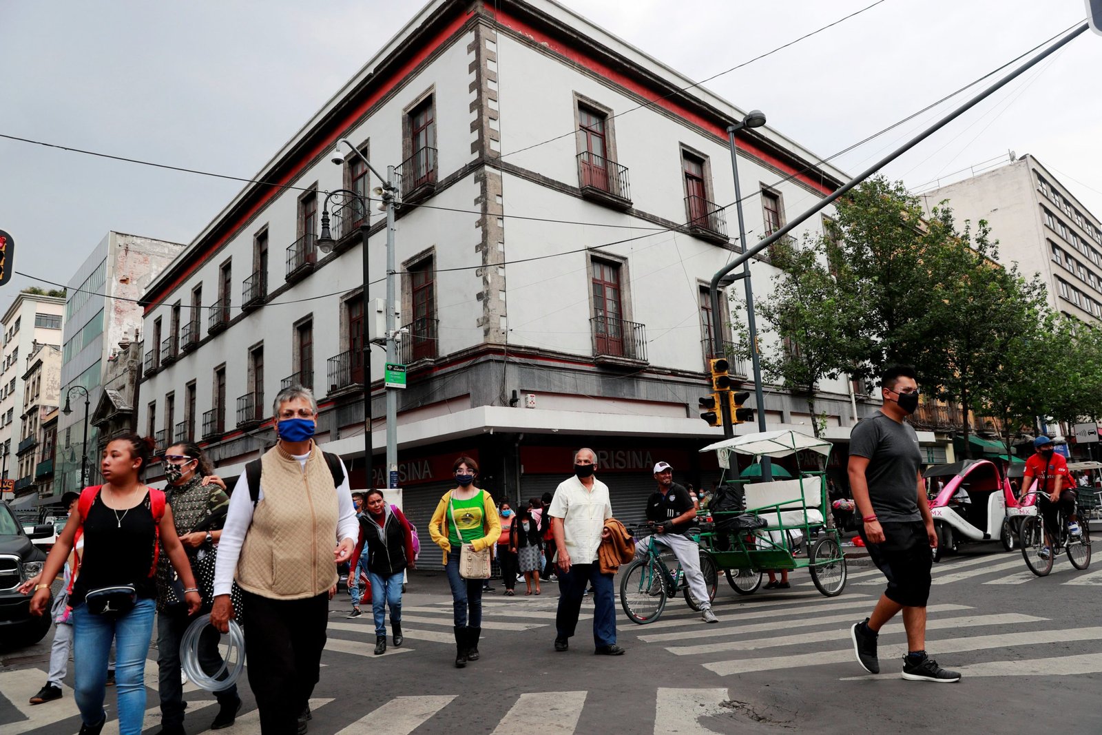 Personas con tapabocas caminan en la Ciudad de México. Foto: REUTERS/Carlos Jasso