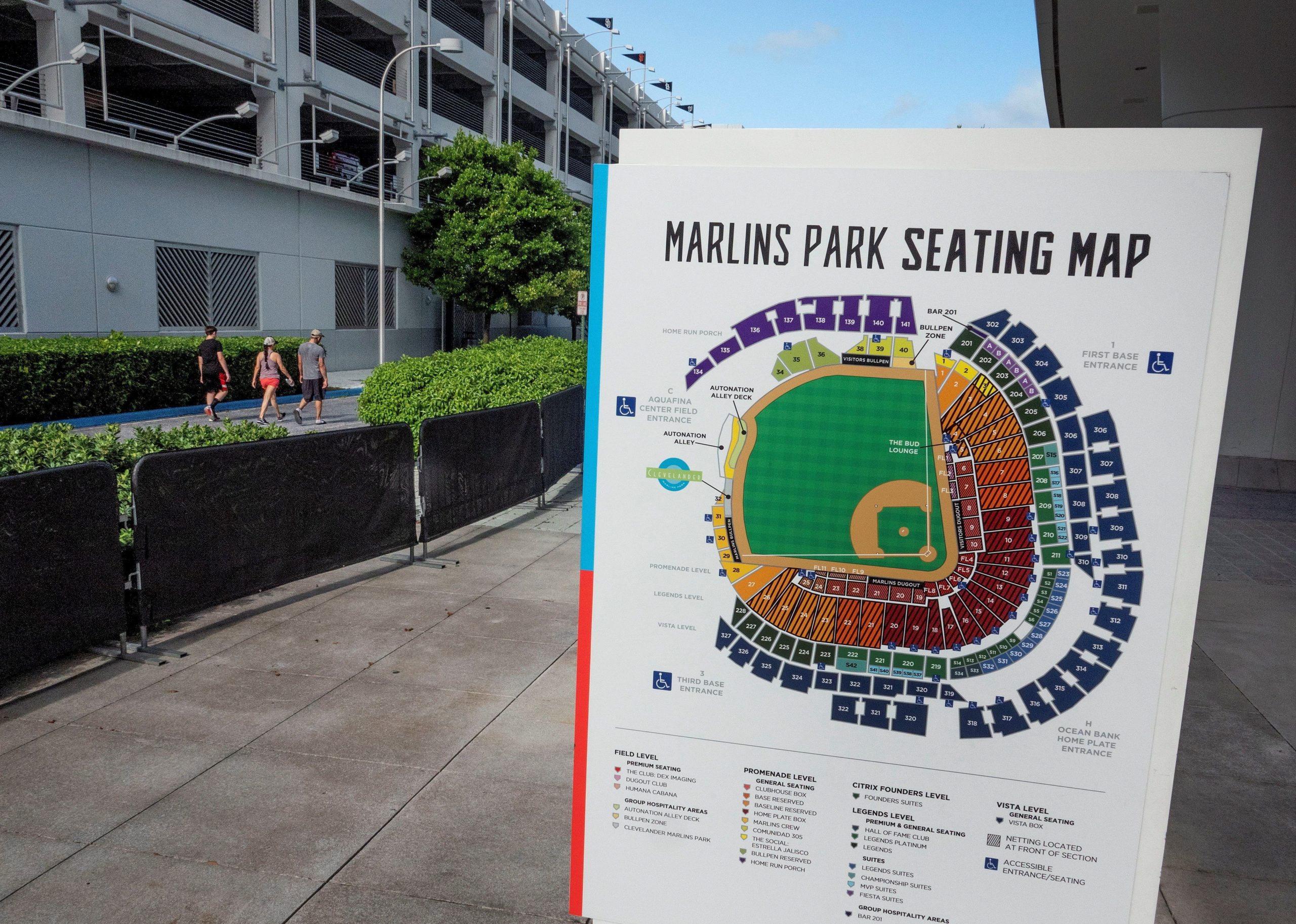 Fotografía del mapa de asientos y tribunas del estadio de los Miami Marlins afuera de su sede el 28 de julio de 2020 en Miami, Florida (EE.UU.). EFE/CRISTOBAL HERRERA-ULASHKEVICH
