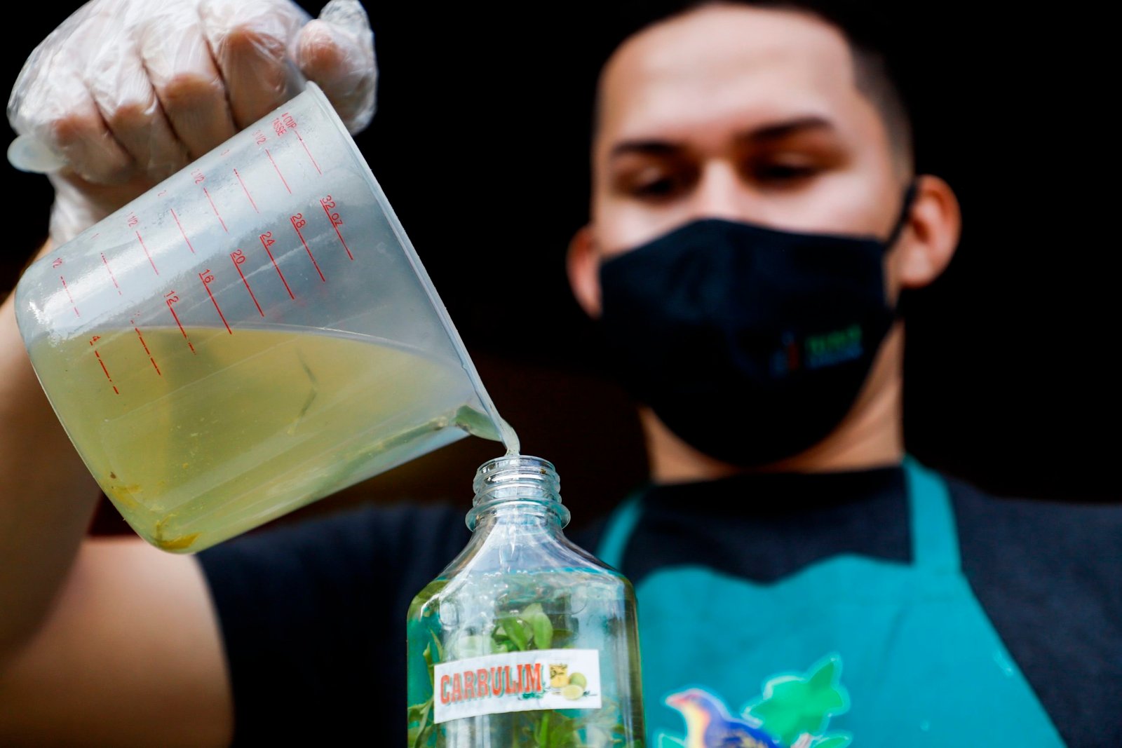 Un vendedor de "carrulim" prepara la bebida, este sábado, en un puesto del mercado en Asunción. EFE/Nathalia Aguilar