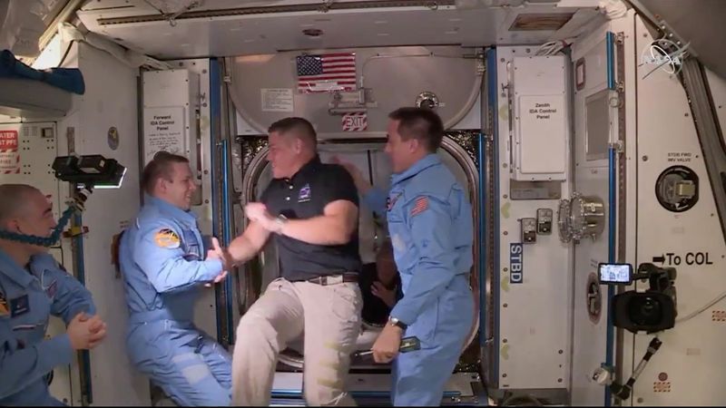El astronauta de la NASA Bob Behnken y Doug llegando a la Estación Internacional a bordo de la cápsula Crew Dragon de SpaceX en una imagen capturada de un video en mayo de 2020. 31 de mayo 2020, NASA/Handout via REUTERS