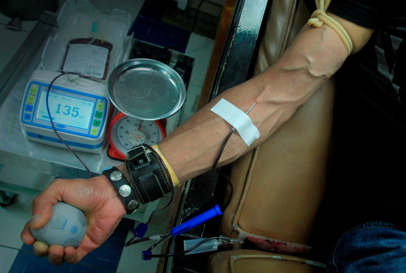 Fotografía de archivo del 14 de junio de 2017 de un hombre donando sangre en un hospital de Ciudad de México (México). EFE/Alex Cruz/Archivo