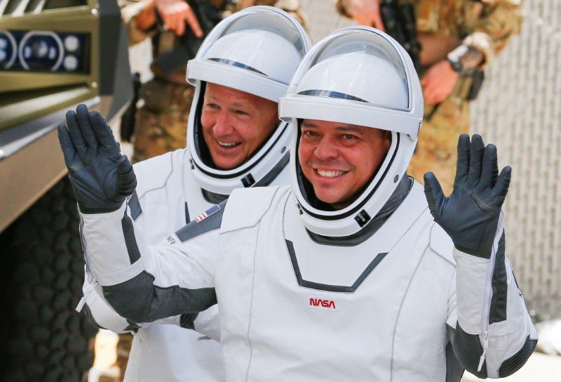 Los astronautas de la NASA Douglas Hurley y Robert Behnken se dirigen a la plataforma de lanzamiento 39 para abordar el cohete SpaceX Falcon 9 para un segundo intento de lanzamiento en la misión SpaceX Demo-2 de la NASA a la Estación Espacial Internacional desde el Centro Espacial Kennedy de la NASA en Cabo Cañaveral, Florida , EE.UU. 30 de mayo de 2020. REUTERS / Joe Skipper