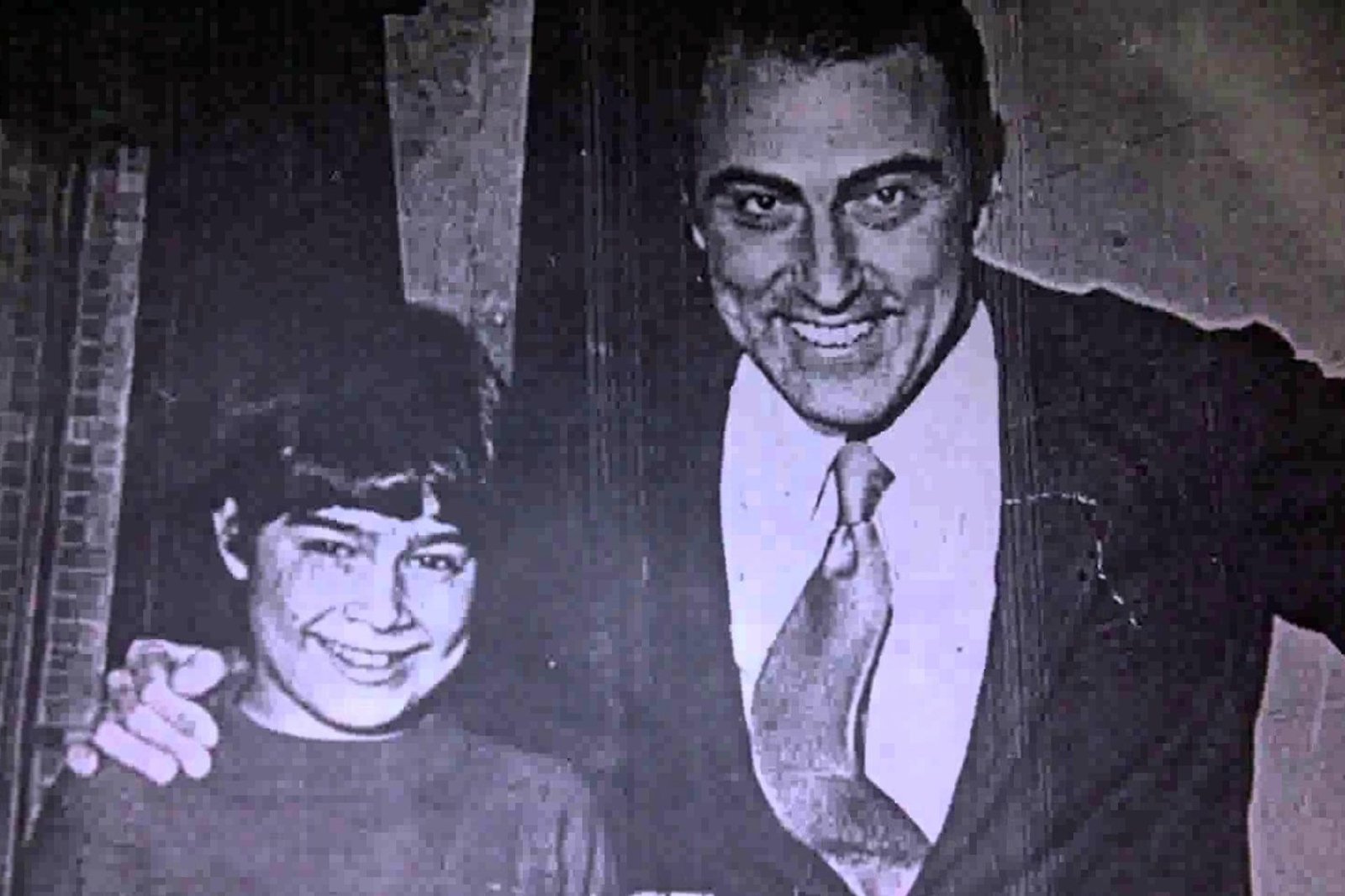 Junto a un joven Claudio María Domínguez en "Odol Pregunta". De su madre, por ejemplo, recuerda el orden de las comidas: los lunes puchero, los miércoles pescado, los sábados milanesas y los domingos fideos con estofado