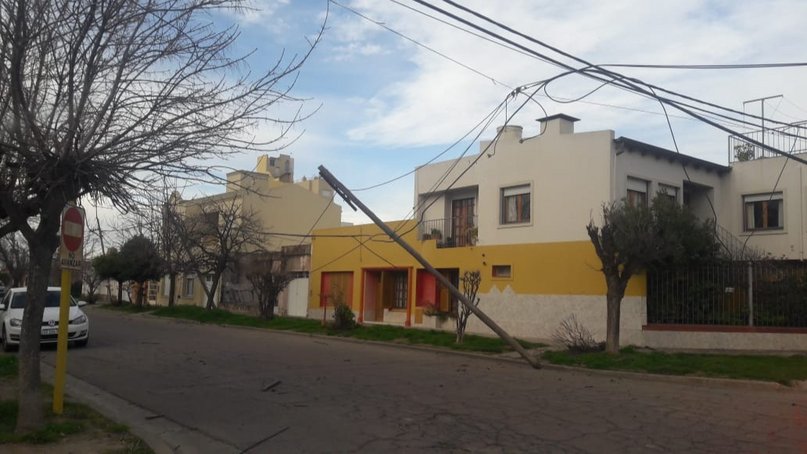 El temporal de ayer martes provocó caída de postes y voladuras de techos en toda Bahía Blanca. (La Nueva)