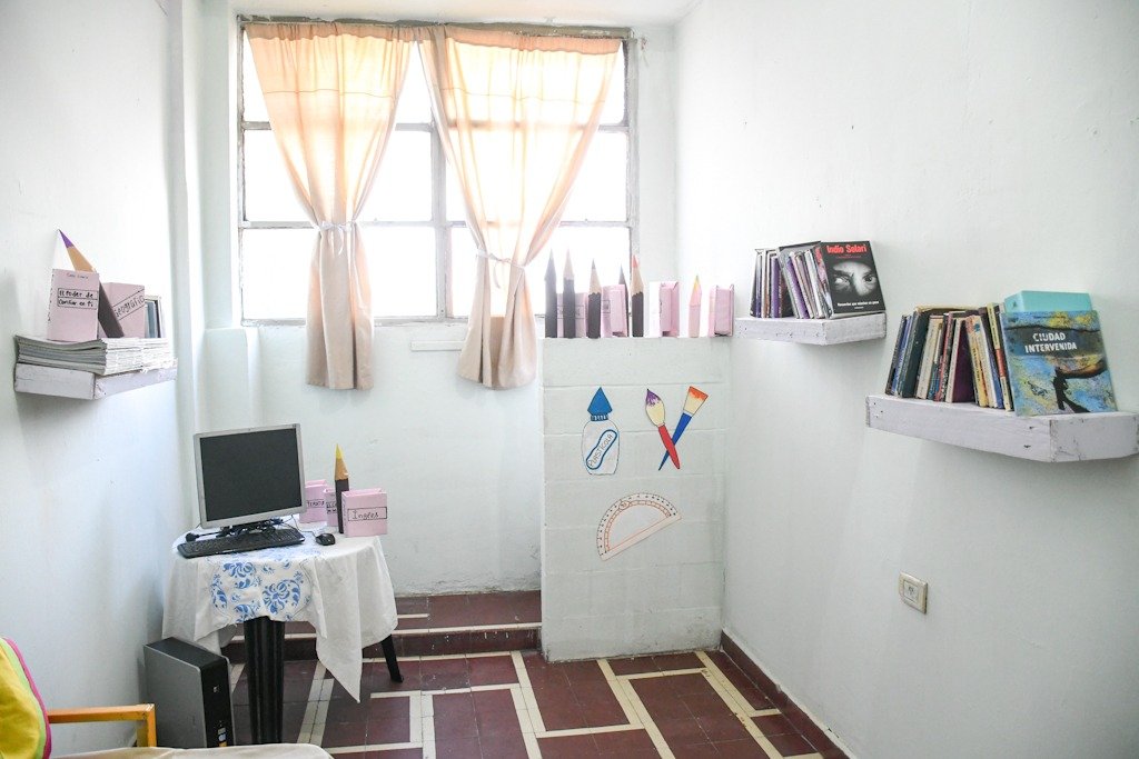 La nueva biblioteca que funciona en la Unidad 8 de Los Hornos. (Prensa SPB)