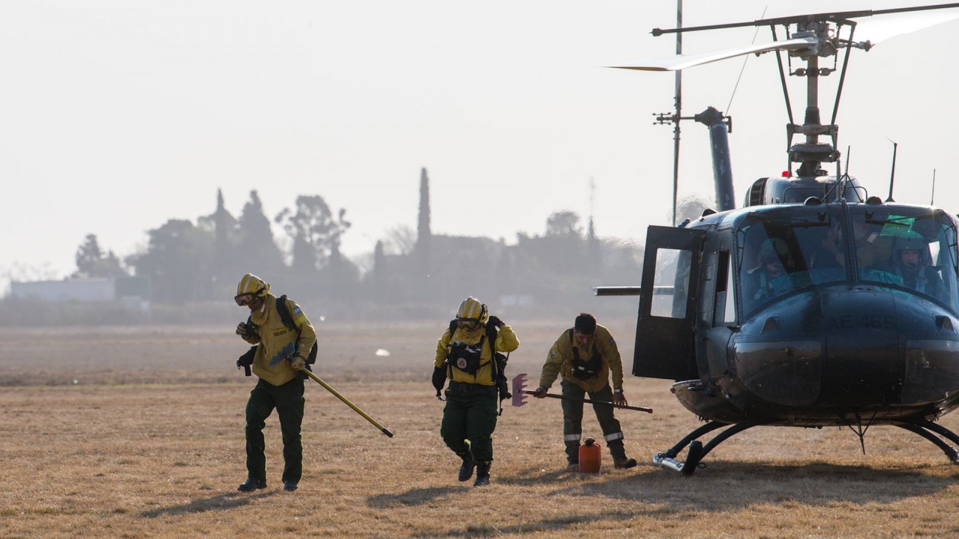 Las FFAA, convocadas por el SMNF, tienen a más de 120 efectivos combatiendo el fuego en el Delta. (Argentina.gob.ar)
