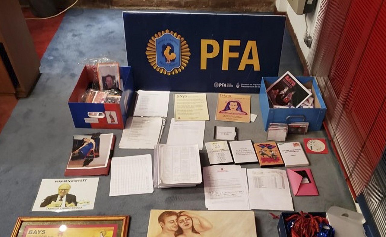 Parte del material de la Fundación Escuela de Yoga, recogido en los operativos policiales. (PFA)
