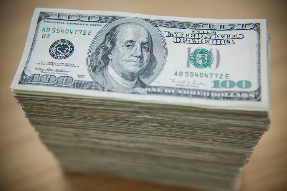El dolar "blue" rebotó y cerró en su valor máximo de septiembre