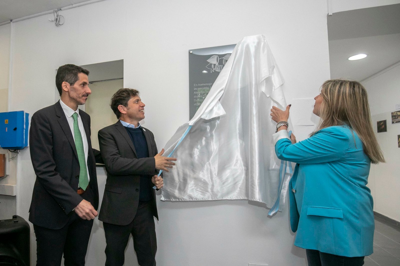 La Plata: Kicillof descubrió una placa en homenaje a las Abuelas de Plaza de Mayo