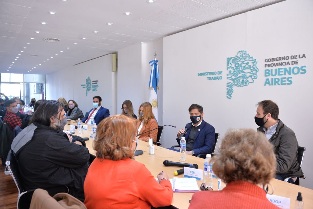 Kicillof anunció dos nuevas subas salariales para estatales y docentes, y completará un 90% en diciembre
