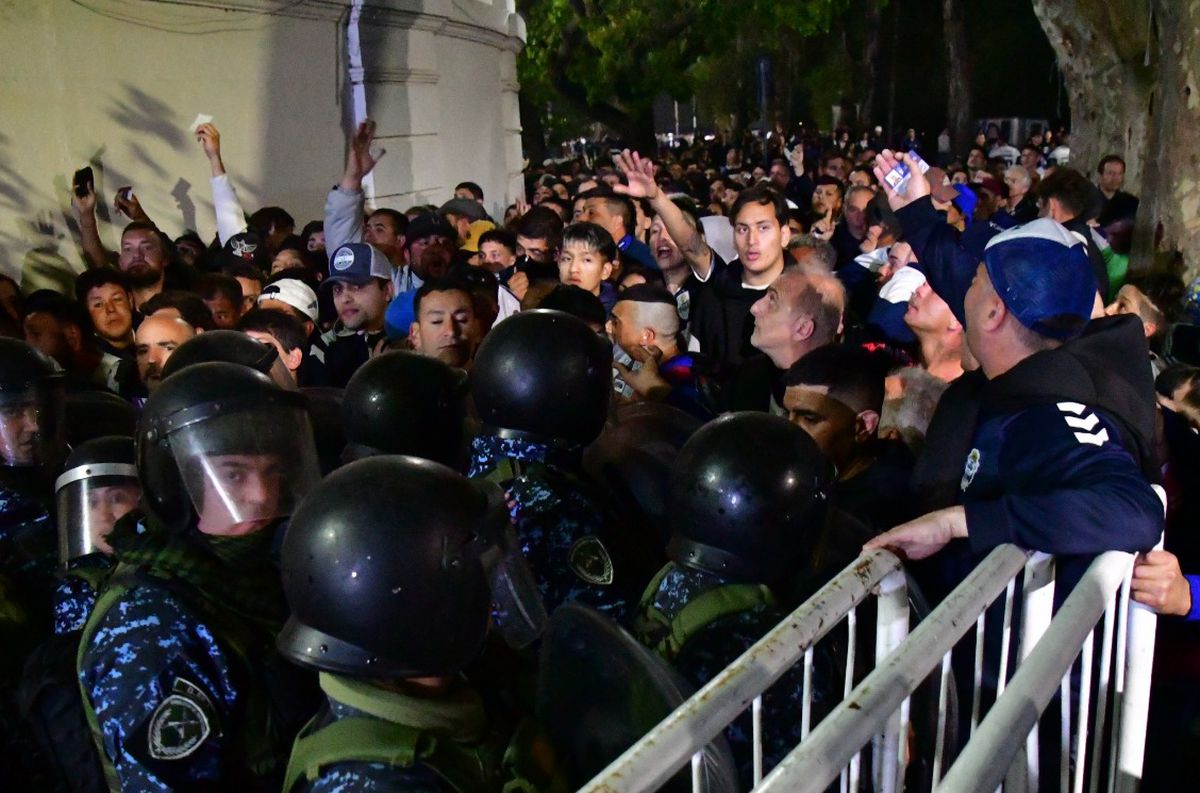 Son tres los policías echados por la represión en la cancha de Gimnasia y Esgrima