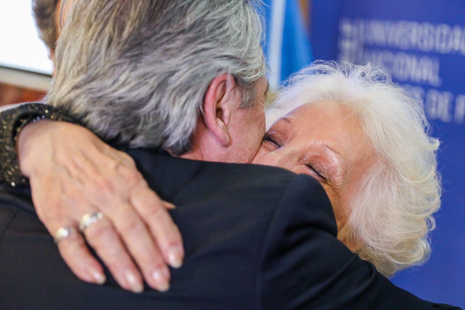 El Presidente abraza a Estela de Carlotto, fundadora de Abuelas de Plaza de Mayo, quien hoy también cumple años. (Twitter)