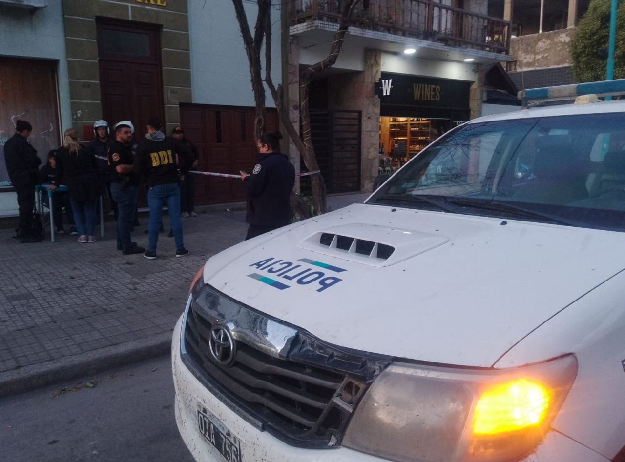 La Policía en el domicilio donde ocurrió el crimen y el suicidio del hombre. (La Vanguardia)