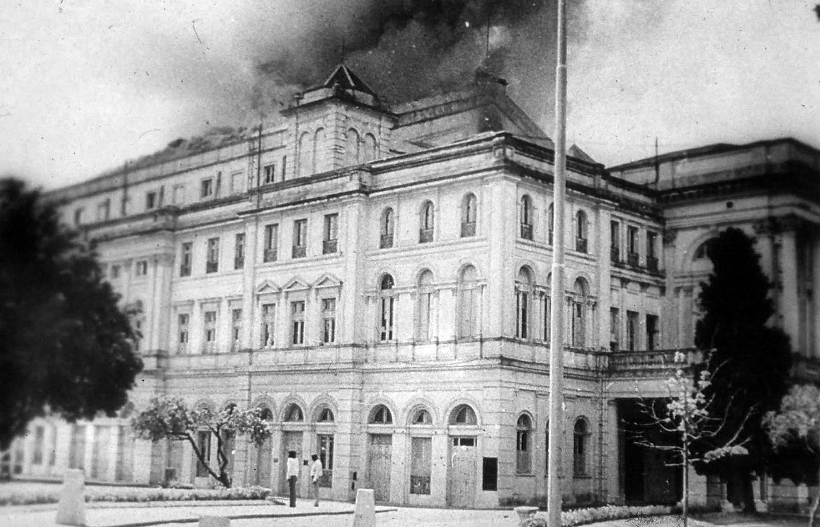 El Teatro Argentino de La Plata fue consumido por un incendio el 18 de octubre de 1977.