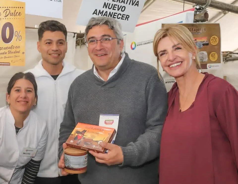 El ministro de Desarrollo Agrario, Javier Rodríguez, y la intendenta de Cañuelas, Marisa Fassi. (Facebook)