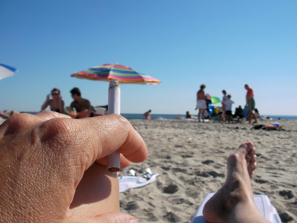 Si hay pucho, hay multa: se viene un verano complicado para los fumadores en Mar del Plata.