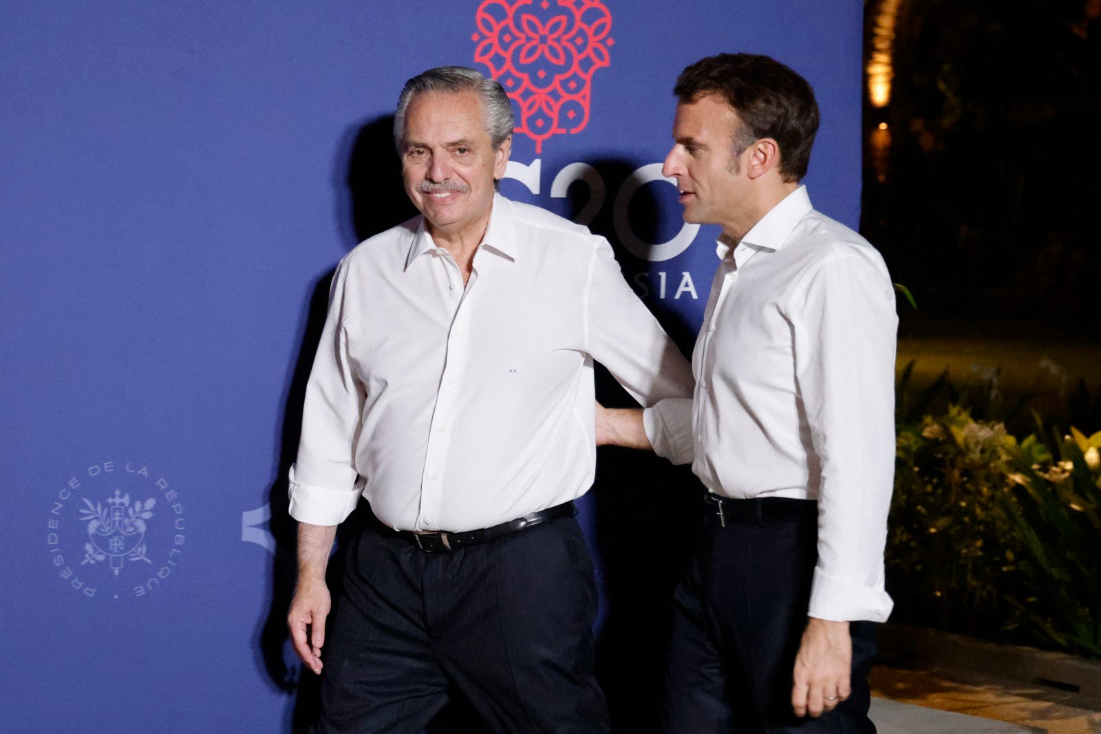 Fernández cenó con su par francés, Emmanuel Macron, antes de la ceremonia de apertura de la cumbre de Bali. (Presidencia)