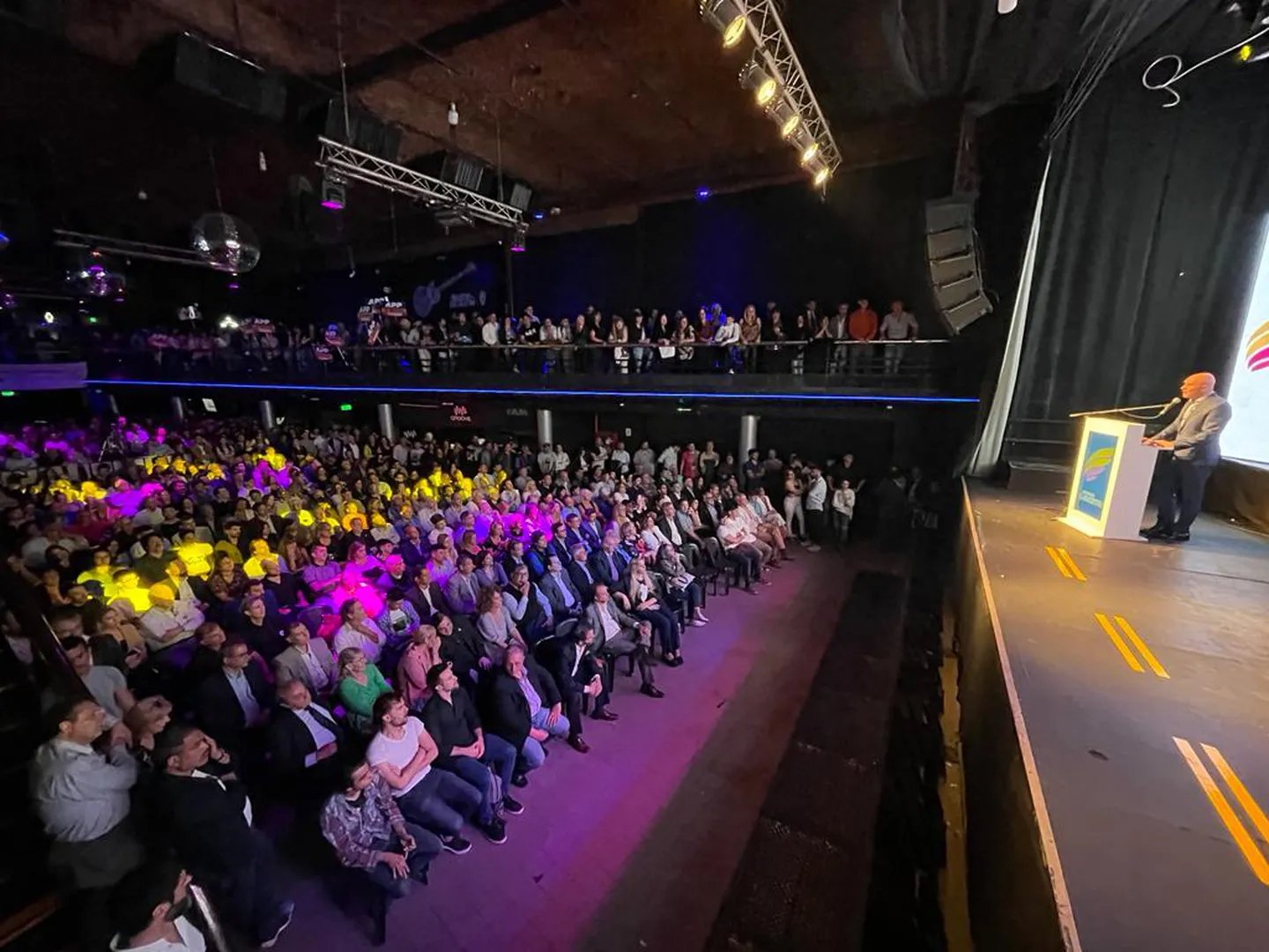José Luis Espert presenta sus futuros programas de gobierno frente a su auditorio. (Avanza Libertad)