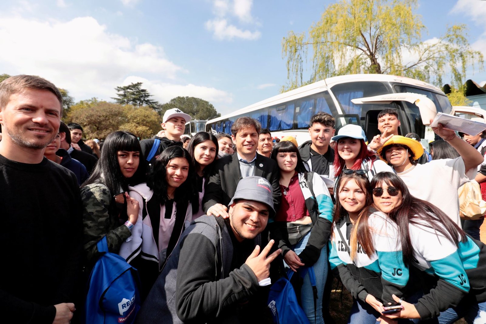 El gobernador con los chicos de Escobar que salían en su viaje de egresados. (Prensa Gobernación)