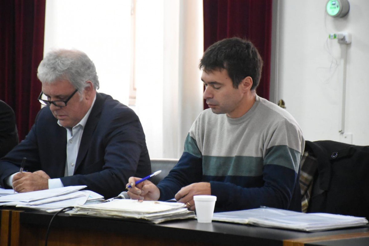 Lucas Puig (der.) durante el juicio por el que se lo terminó condenando a 35 años de prisión. (Archivo)