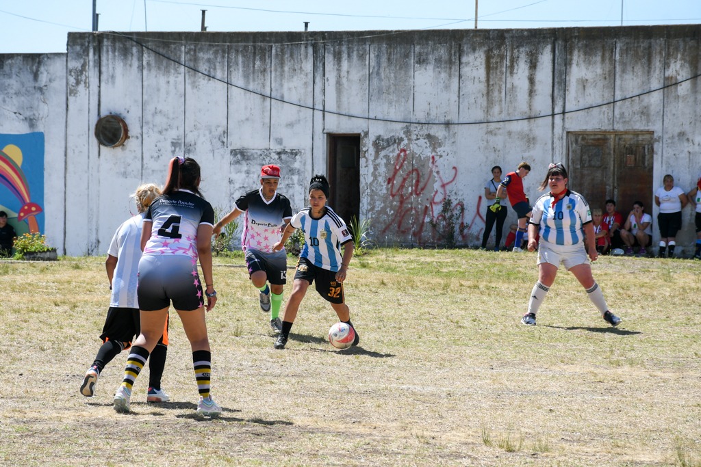 El Mundialito de fútbol femenino de internas se jugó en el penal de Los Hornos. (Prensa SPB)