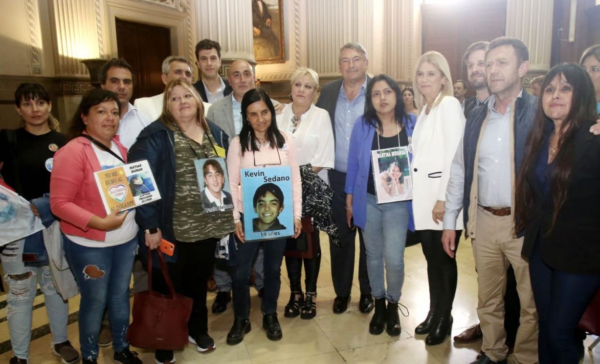 Familiares de víctimas viales realizan nuevo reclamo ante senadores para salga la Ley de Alcohol Cero