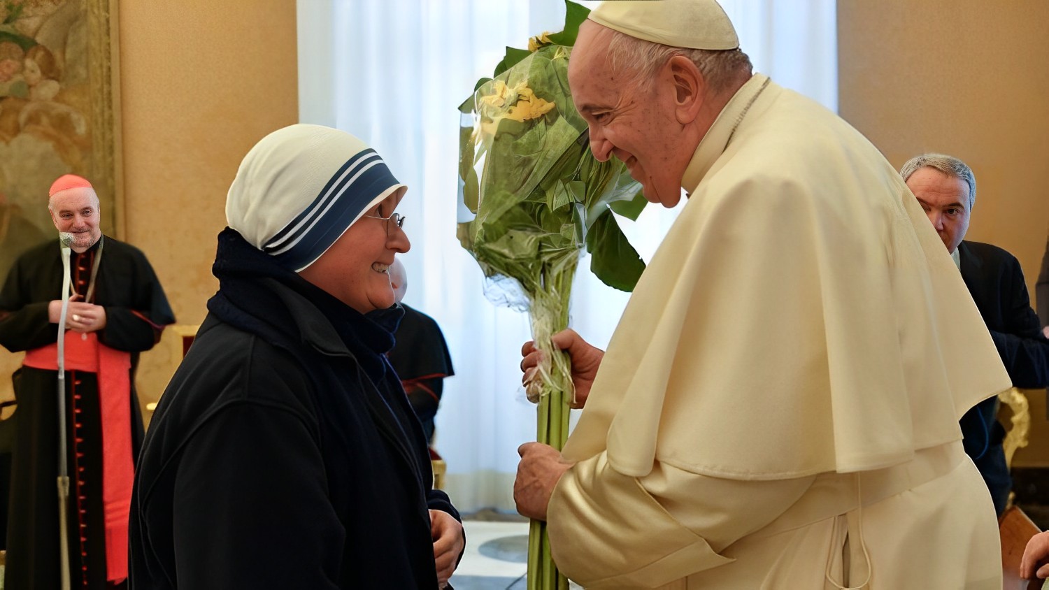 Francisco recibe a la delegación del premio Madre Teresa en el día de su cumpleaños 86. (Vatican News)