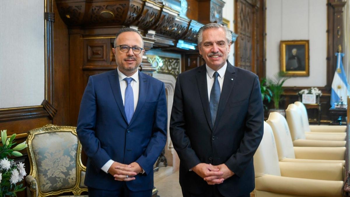 Antonio Aracre, que asumirá el 1º de febrero como jefe de asesores del Gabinete, y Alberto Fernández. (Presidencia)