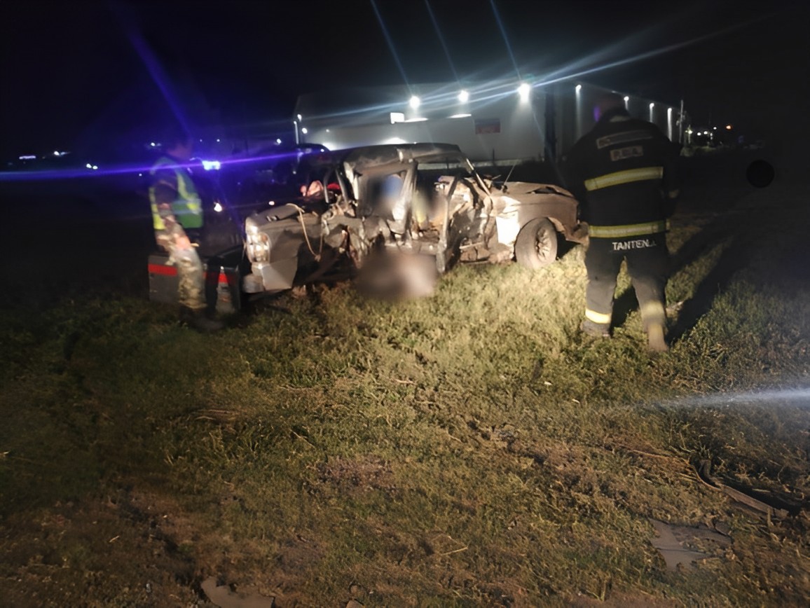 El lateral derecho de la Ford Ranger quedó completamente destruido. (Policía Bonaerense)