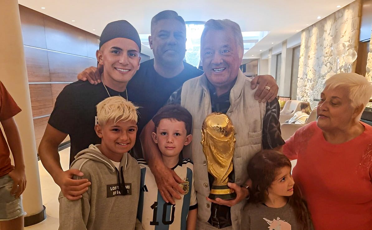 Thiago Almada, el “Chiqui” Tapia y Luis Barrionuevo con la Copa en el hotel Uthgra Sasso. (Noticias Mar del Plata)