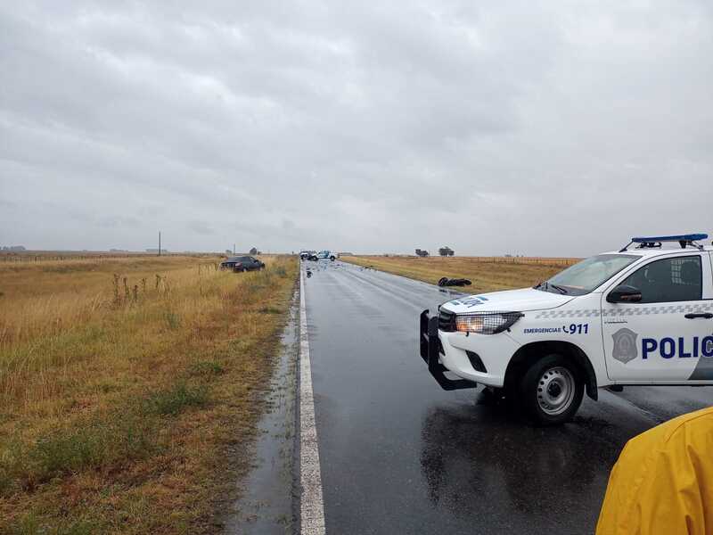 Un joven de 22 años falleció tras chocar en motocicleta contra un automóvil en la ruta 3, en un hecho que se produjo a unos 10 kilómetros de la localidad bonaerense de Benito Juárez. El hecho ocurrió este domingo a eso de las 13 horas. La víctima fatal (identificada como Luca Mecca) circulaba en una moto Yamaha FZ y colisionó con un automóvil Renault Logan (que conducía Carlos Alcides Ríos). Según detalló el diario La Voz del Pueblo de Tres Arroyos, la moto circulaba en dirección desde Benito Juárez hacia Adolfo González Chaves y chocó con el otro vehículo de manera frontal. Accidente fatal en la ruta 3: un motociclista murió en un choque