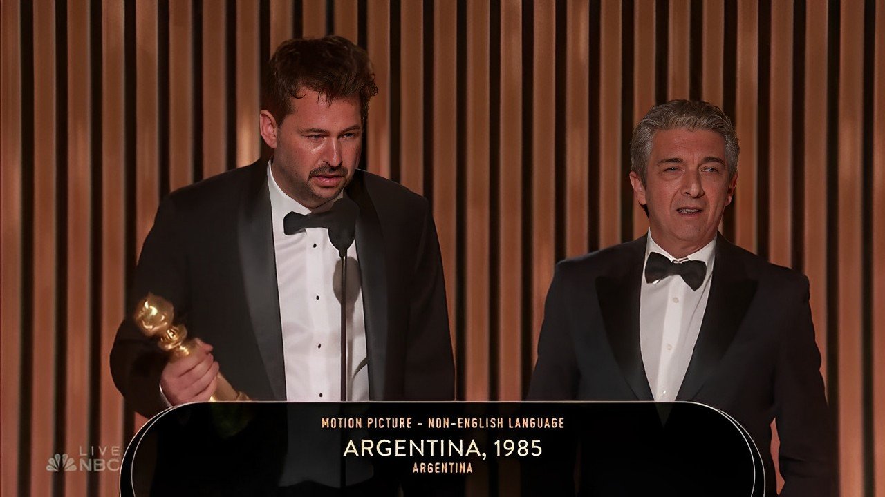 Santiago Mitre y Ricardo Darín agradecen el premio para “Argentina, 1985”. (Twitter @goldenglobes)