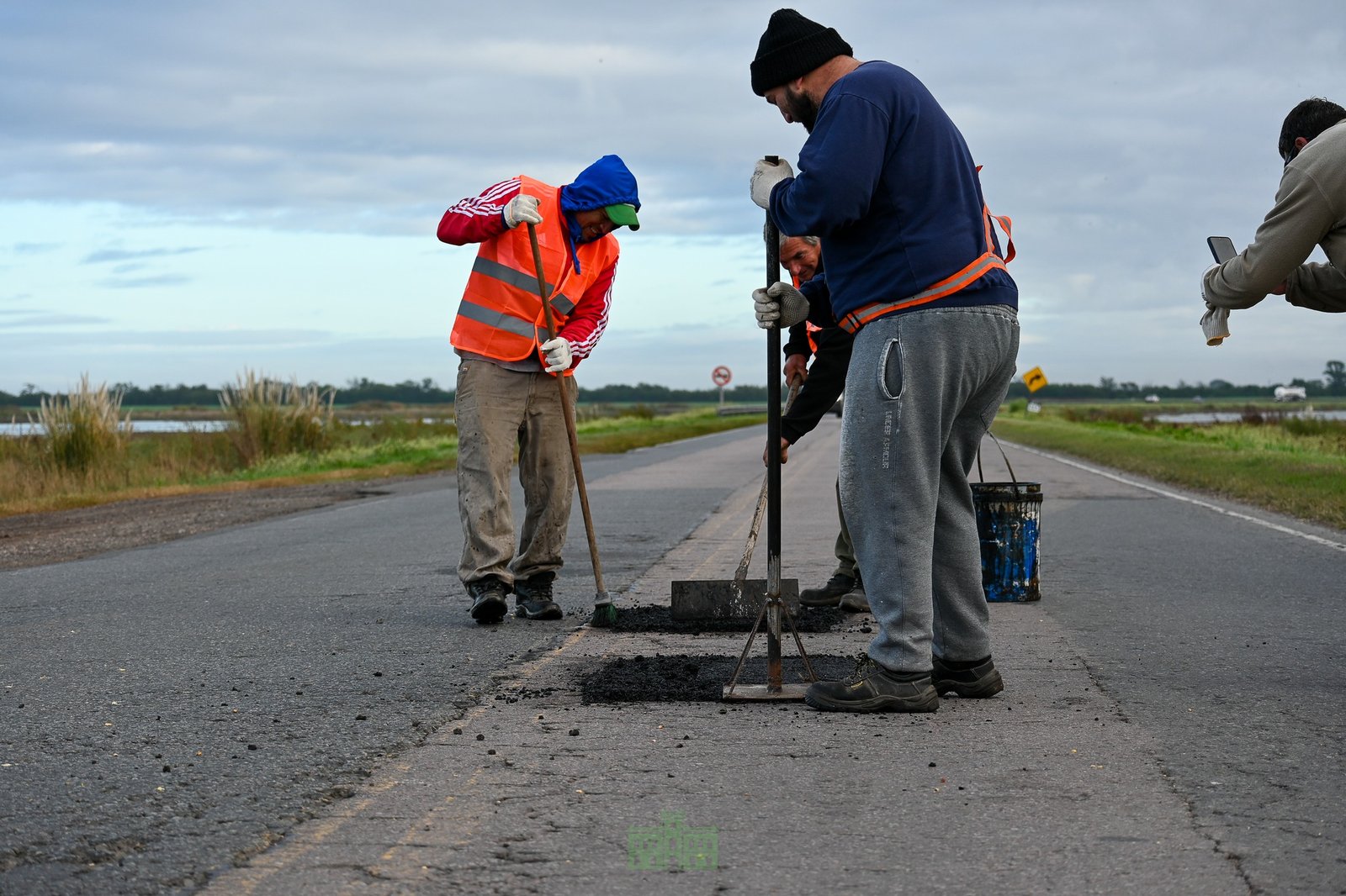 El municipio de Rivadavia realiza trabajos de bacheo en la ruta ...