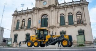 El Municipio incorporó una nueva motoniveladora 0 km para reforzar el mantenimiento de la red vial rural