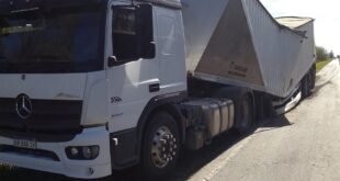 Una tolva se rompió en el kilómetro 354 de la Ruta 33 y desparramó toda su carga