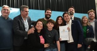 Kicillof y Juanci Martínez entregaron 74 escrituras a familias de Rivadavia