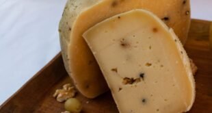Un queso de América llegó a un café notable de Buenos Aires y fue protagonista de un concurso entre vecinos